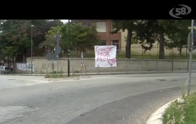 ''Oggi sposi'' e palloncini: Scaperrotta al Comune: via striscioni e cartelloni dalle strade del Tricolle