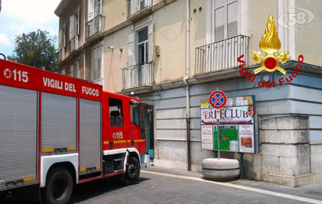 Cadono calcinacci da un balcone: passante ferito