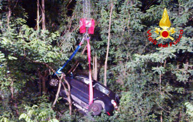 A16, auto in bilico lungo la scarpata. 46enne estratto dai Vigili del fuoco