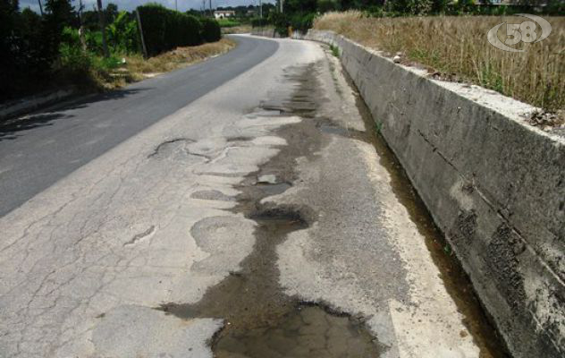 Sant'Angelo-Fontanarosa, ecco la provinciale colabrodo/FOTO