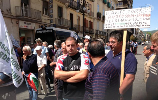 Abbruciamento stoppie, agricoltori in corteo: ''Non siamo delinquenti''/VIDEO
