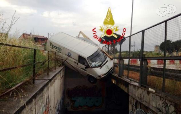 Incidente sulla Bonatti, furgone sbanda e rimane in bilico 