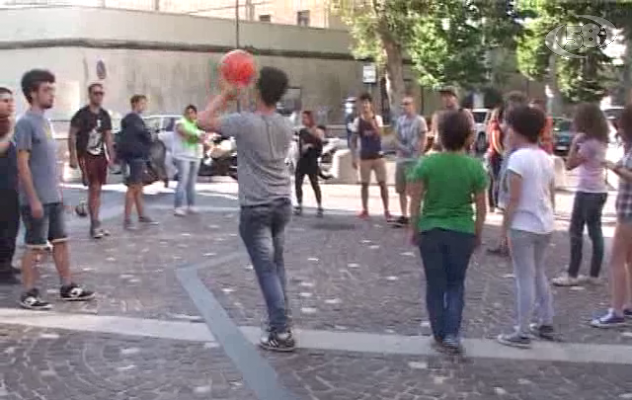 Avellino, i disobbedienti dell'ordinanza da Foti ''armati'' di pallone/VIDEO