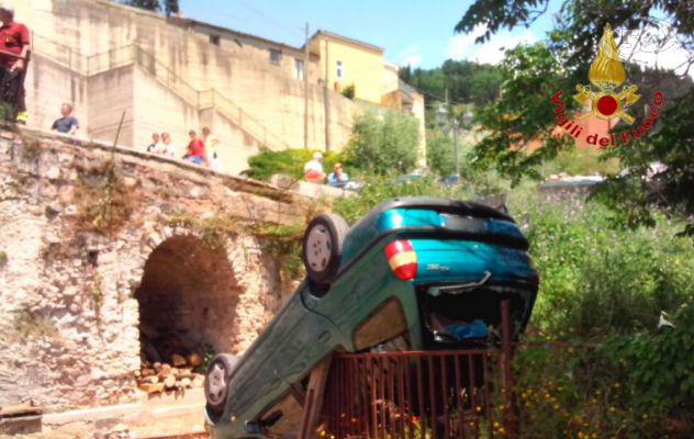 San Nicola Baronia, auto precipita: conducente salvo