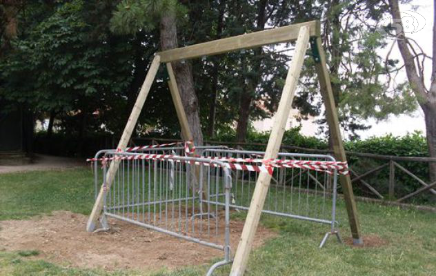 Ariano, due nuove giostre per la Villa Comunale donate da un'associazione giovanile