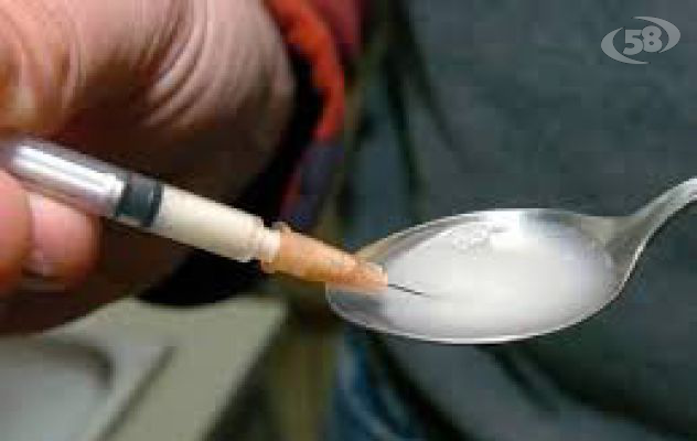 Shock sul bus Napoli-Grotta: tossico si fa una ''pera'' davanti ai passeggeri