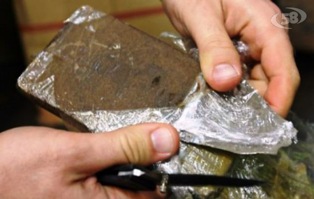 Lotta agli stupefacenti, scoperti 80 grammi di hashish