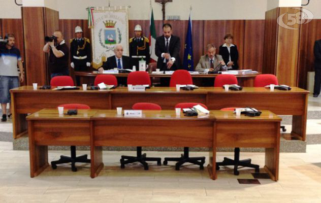 Avellino, la giunta Foti resta in sella. Per ora