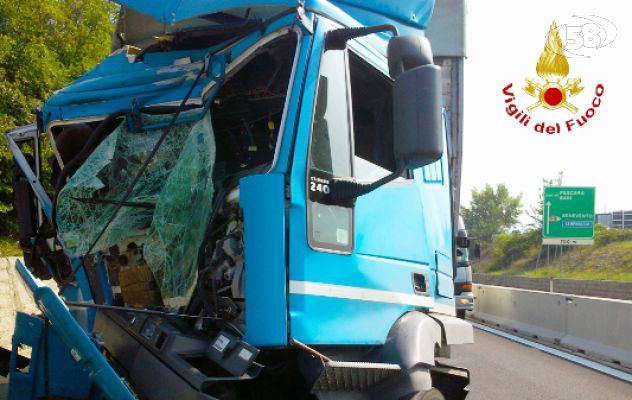 Castel del Lago, scontro frontale tra due tir: conducenti trasportati al Moscati