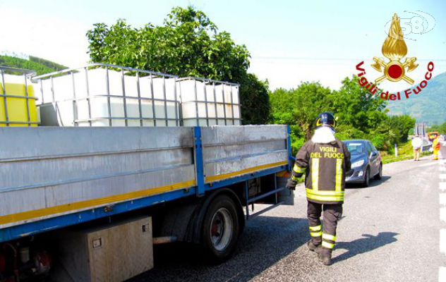Montoro, doppio intervento dei Vigili del Fuoco. Tir perde liquido pericoloso