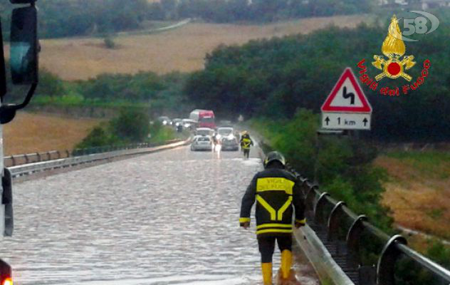 Bombe d'acqua, allagamenti e auto impantanate: 30 interventi dei Vigili del Fuoco/FOTO