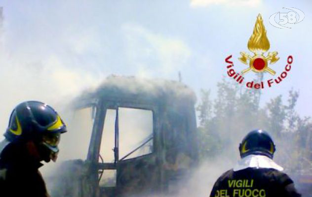 Prende fuoco il motore, salvo l'autista