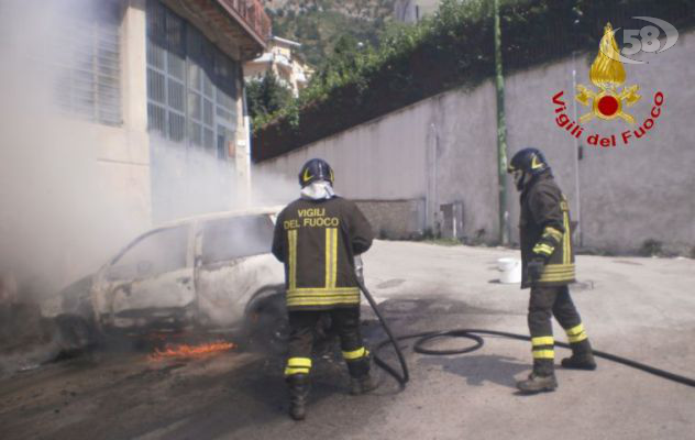 Auto in fiamme a Manocalzati. Paura per una famiglia di Caserta