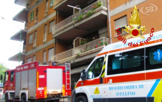 Ascensori in tilt in due condomini: anziana resta bloccata e avverte un malore