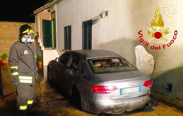 Auto a fuoco lungo l'autostrada, il conducente abbandona in tempo il veicolo