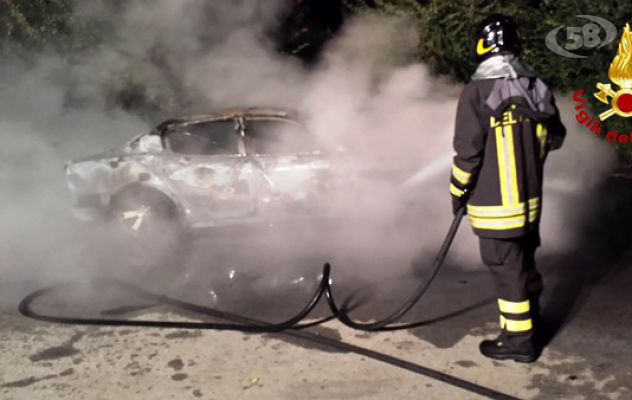 Maserati in fiamme, i Vigili del Fuoco intervengono a Serino