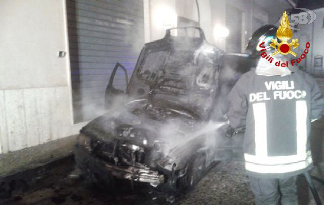 Atripalda, va a fuoco auto parcheggiata sotto un palazzo