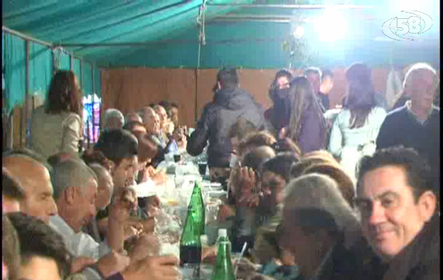 Contrada Tesoro, tutti in fila per lo spezzatino arianese/VIDEO