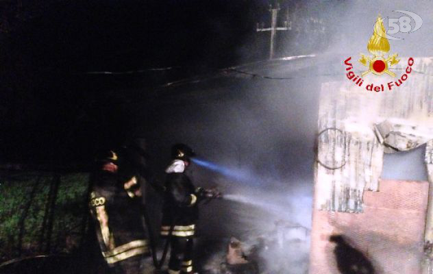 Montella, deposito avvolto dalle fiamme. Vigili del fuoco a lavoro per quattro ore