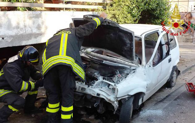 Montefredane, sbanda e finisce contro un muro: giovane salvata dai Vigili del Fuoco