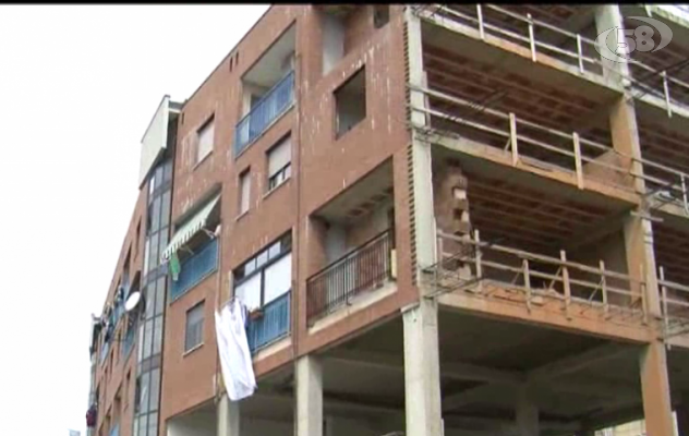 VIDEO/Nell'inferno di Rione Parco: rifiuti, amianto e degrado. Residenti esasperati