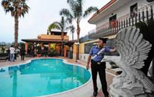 In piscina con gli amici pregiudicati, arrestato 30enne 