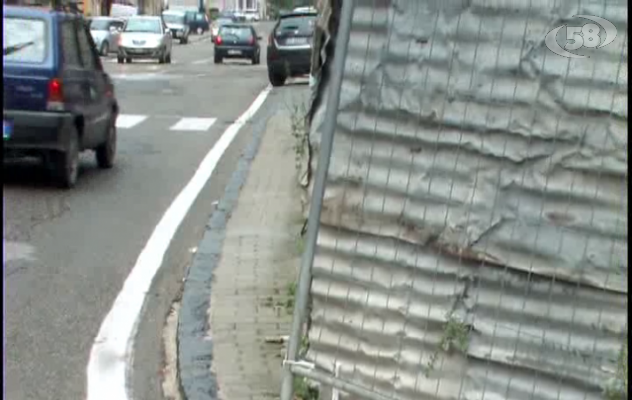 Ariano, marciapiedi impraticabili: anziani a rischio/VIDEO