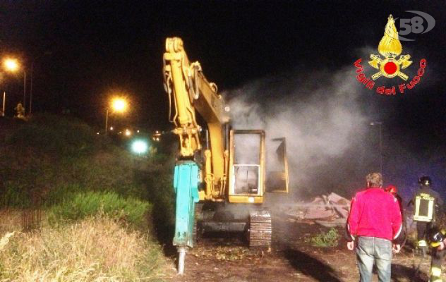 Chiusano, escavatore in fiamme in contrada Solomita