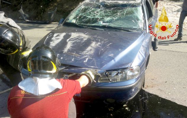 Contrada, l'auto sbanda e si ribalta: incidente sulla Provinciale