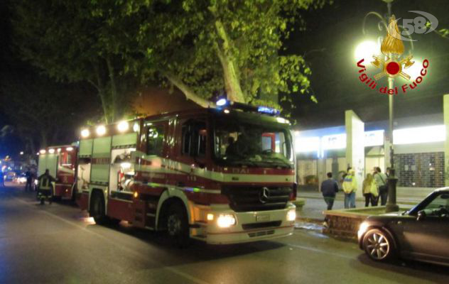 Brucia negozio in pieno centro: s'indaga/VIDEO