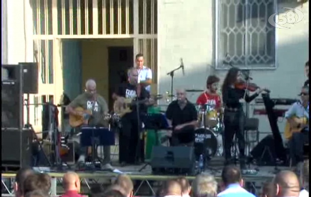 Musica dietro le sbarre. Ad Ariano il concerto dei Coda di Lupo/VIDEO