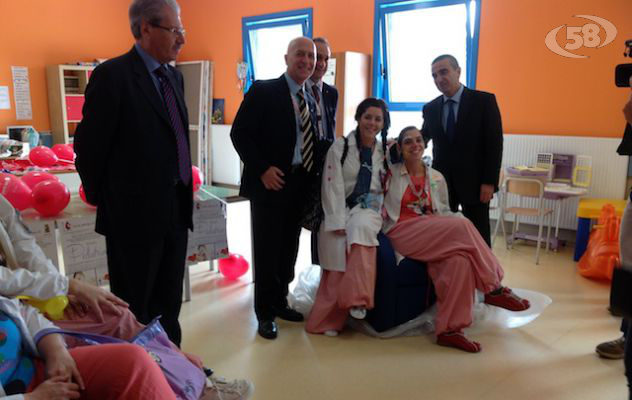 I volontari della Polizia donano poltrone reclinabili al reparto di pediatria/VIDEO