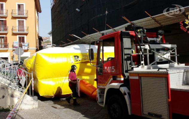 Minaccia di lanciarsi dall'impalcatura, intervengono i Caschi rossi