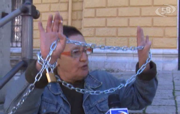 VIDEO/Senza soldi e sotto sfratto, donna in catene davanti al Municipio: ''Mio figlio vuole suicidarsi''