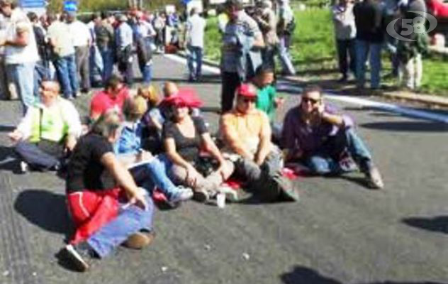 Senza stipendio da un anno: i forestali bloccano il raccardo Salerno-Avellino