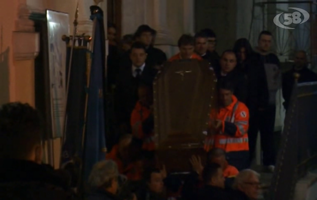 Aiello, l'ultimo addio al forestale suicida. Il parroco: troppi mesi senza stipendio. Monito agli ''uomini di potere''/VIDEO