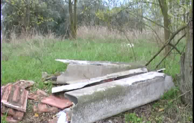 Ariano, amianto abbandonato lungo la Variante in località Loreto.