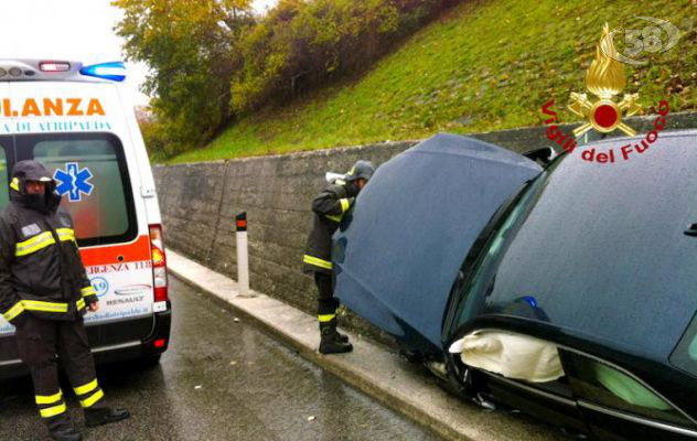 Si ribalta sull'A16: viva per miracolo