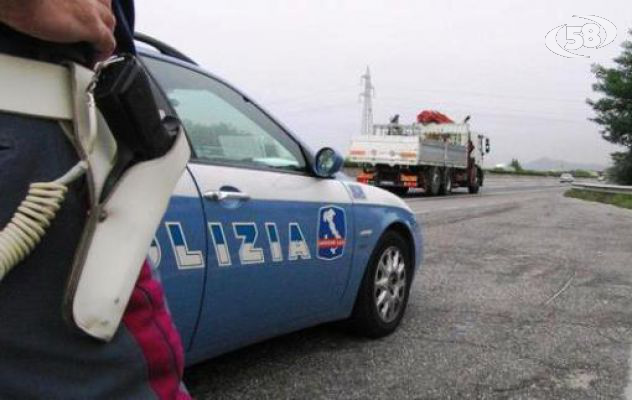 Camion finisce contro il guard rail, Polstrada di Grottaminarda in campo