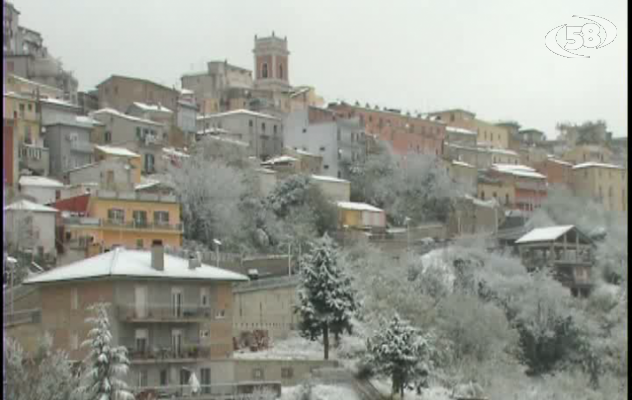 Ariano, prima neve/FOTO: avvio tranquillo, poi è caos totale