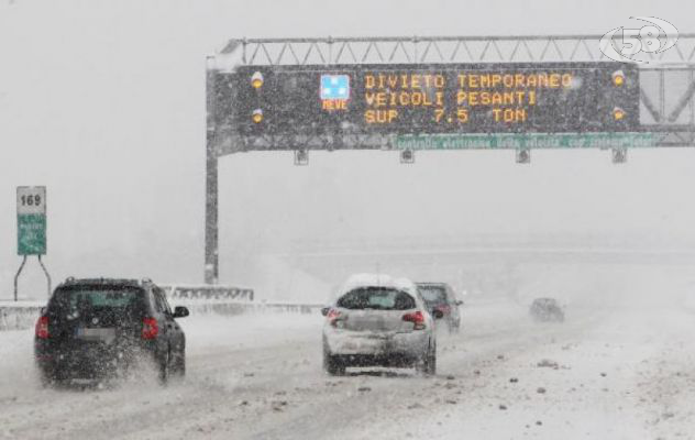 Forti nevicate, resta chiusa A16 tra Avellino e Baiano. Disagi su tutta la rete