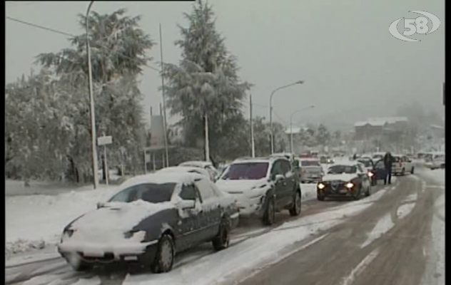 Ariano, la neve paralizza il Tricolle/VIDEO. Disagi e polemiche