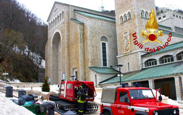 Giovani restano bloccati nella neve: Caschi Rossi all'opera 