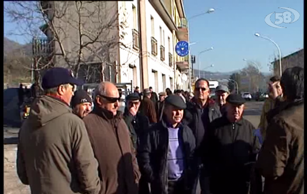 La ''finta'' frana di Greci che blocca la Statale 90: scatta la protesta/VIDEO