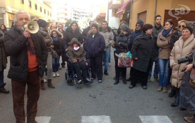 Assistenza negata: famiglie e pazienti in piazza contro l'Asl. Rabbia e disperazione/VIDEO/TESTIMONIANZE