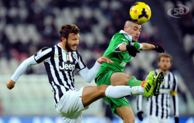 La "sciarpata" biancoverde incanta lo Stadium. Ora l'Avellino continua a correre