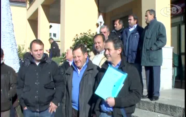 Ariano, città in rivolta contro il caro Tarsu. Sit in in davanti al Municipio