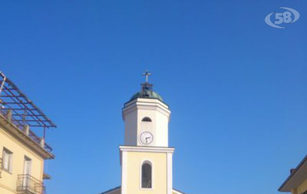 Luogosano, divampa la polemica. La Chiesa resta chiusa: portone pericolante