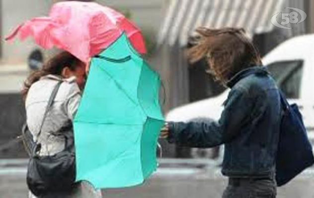 Allerta meteo per pioggia e forti raffiche di vento: chiusura di villa, parchi e cimitero comunale