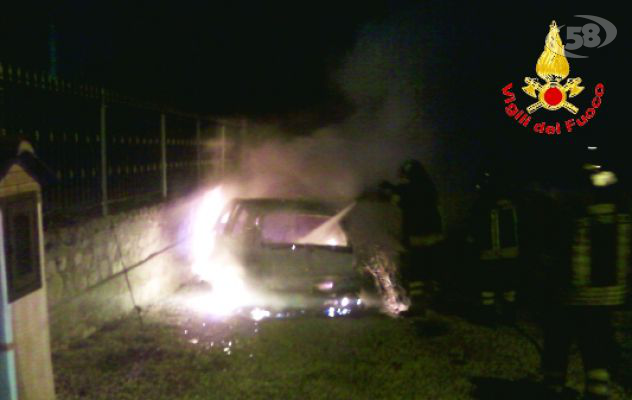 Sturno, auto a fuoco nella notte. Danni anche ad una struttura